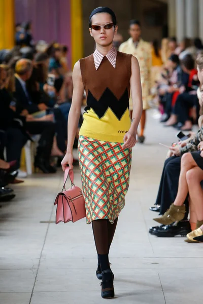 Look 14